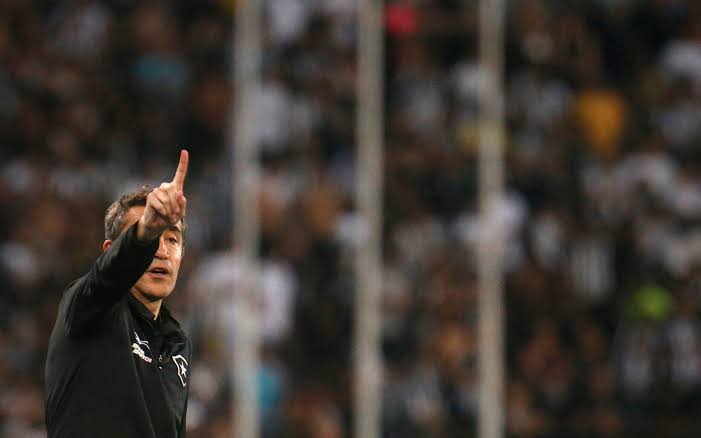 Análise: noite de retorno de Tiquinho tem derrota do Botafogo em clássico, e " susto " de Bruno Lage