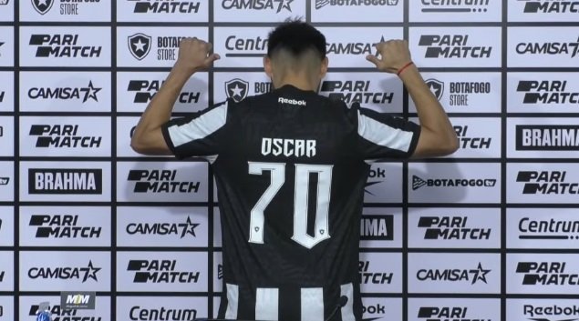Com a camisa 70 do Botafogo, Óscar Romero é apresentado: "10 vezes Garrincha"